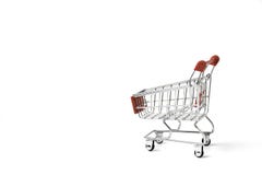 Корзина крупного плана для электронной коммерции или ходя по магазинам концепции на белой предпосылке стоковое изображение rf Корзина крупного плана для электронной коммерции или ходя по магазинам концепции на белой предпосылке стоковое изображение rf