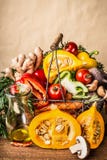 Корзина с овощами и тыквой сбора различной осени сезонными органическими на предпосылке стены, вид спереди Еда осени стоковое изображение Корзина с овощами и тыквой сбора различной осени сезонными органическими на предпосылке стены, вид спереди Еда осени стоковое изображение