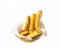 Корзина хлеба с малым французским багетом и вкусными donuts стоковые изображения Корзина хлеба с малым французским багетом и вкусными donuts стоковые изображения