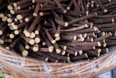 Корни солодки на плетеной корзине, который подвергли действию для продажи на ярмарку стоковая фотография rf Корни солодки на плетеной корзине, который подвергли действию для продажи на ярмарку стоковая фотография rf