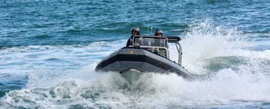 Королевские матросы военно-морского флота Новой Зеландии едут inflat Тверд-шелушат Zodiak, который стоковая фотография rf Королевские матросы военно-морского флота Новой Зеландии едут inflat Тверд-шелушат Zodiak, который стоковая фотография rf