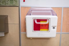 Коробка BD Recykleen медицинская для избавления игл стоковые изображения Коробка BD Recykleen медицинская для избавления игл стоковые изображения