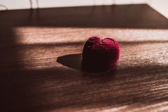 Коробка для обручальных колец на деревянном столе стоковое изображение Коробка для обручальных колец на деревянном столе стоковое изображение