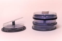 Коробка торта компактного диска пустое хранение для компактных дисков, DVDs и BD на шпинделе стоковая фотография rf Коробка торта компактного диска пустое хранение для компактных дисков, DVDs и BD на шпинделе стоковая фотография rf