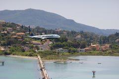 КОРФУ, ГРЕЦИЯ - 7-ое июня 2018: Земли воздушных судн Ryanair Боинга в аэропорт CFU в Корфу r стоковые фотографии rf КОРФУ, ГРЕЦИЯ - 7-ое июня 2018: Земли воздушных судн Ryanair Боинга в аэропорт CFU в Корфу r стоковые фотографии rf