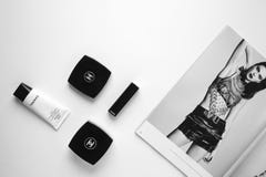 Косметики журнала о моде и бренда Flatlay стоковое фото Косметики журнала о моде и бренда Flatlay стоковое фото