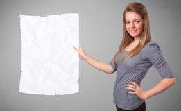 Космос экземпляра белой бумаги маленькой девочки скомканный удерживанием Стоковые Фотографии RF Космос экземпляра белой бумаги маленькой девочки скомканный удерживанием Стоковые Фотографии RF