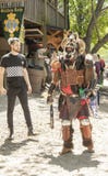 Костюм варвара тела человека полностью полный при horned шлем, цепи кожа и мех окруженное другими туристами на Oklahom стоковые фотографии rf Костюм варвара тела человека полностью полный при horned шлем, цепи кожа и мех окруженное другими туристами на Oklahom стоковые фотографии rf