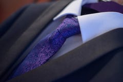Костюм конца-вверх элегантный при белая рубашка и фиолетовый silk галстук связанные в узле Виндзора стоковое фото rf Костюм конца-вверх элегантный при белая рубашка и фиолетовый silk галстук связанные в узле Виндзора стоковое фото rf