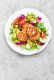 Котлеты и салат свежего овоща на белой плите Зажаренные фрикадельки с vegetable салатом Стоковое фото RF Котлеты и салат свежего овоща на белой плите Зажаренные фрикадельки с vegetable салатом Стоковое фото RF