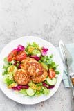 Котлеты и салат свежего овоща на белой плите Зажаренные фрикадельки с vegetable салатом Стоковое Изображение Котлеты и салат свежего овоща на белой плите Зажаренные фрикадельки с vegetable салатом Стоковое Изображение