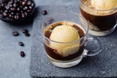Кофе Affogato с мороженым на предпосылке шифера стеклянной чашки серой стоковые фото Кофе Affogato с мороженым на предпосылке шифера стеклянной чашки серой стоковые фото