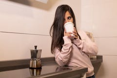 Кофе девушки выпивая в ее кухне стоковые изображения Кофе девушки выпивая в ее кухне стоковые изображения