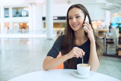 Кофе женщины выпивая и вызывать с мобильным телефоном стоковое изображение rf Кофе женщины выпивая и вызывать с мобильным телефоном стоковое изображение rf