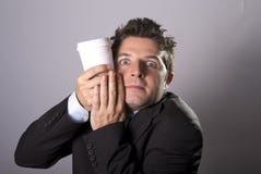Кофе маниакального взятия удерживания бизнесмена наркомана отсутствующий в наркомании кофеина Стоковое Изображение Кофе маниакального взятия удерживания бизнесмена наркомана отсутствующий в наркомании кофеина Стоковое Изображение