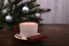 Кофейная чашка и шоколад на текстуре деревянного стола Coffeebreak время конца рождества предпосылки красное вверх стоковые фотографии rf Кофейная чашка и шоколад на текстуре деревянного стола Coffeebreak время конца рождества предпосылки красное вверх стоковые фотографии rf