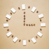 Кофейные зерна и кубы сахара в форме часов Концепция питья Minimalistic горячая сладостная стоковые изображения Кофейные зерна и кубы сахара в форме часов Концепция питья Minimalistic горячая сладостная стоковые изображения