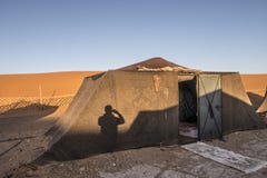 Кочевники Berber располагаются лагерем в пустыне Сахары стоковое изображение Кочевники Berber располагаются лагерем в пустыне Сахары стоковое изображение