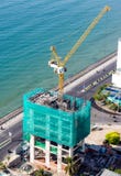 Кран конструкции на крыше стоковые изображения rf Кран конструкции на крыше стоковые изображения rf