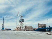 Краны в оптовом терминале для нагружая насыпного груза 2 больших крана Уголь r стоковая фотография rf Краны в оптовом терминале для нагружая насыпного груза 2 больших крана Уголь r стоковая фотография rf
