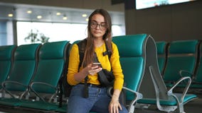 Красивая белокурая женщина в официальном черном обмундировании видеоматериал Красивая белокурая женщина в официальном черном обмундировании видеоматериал