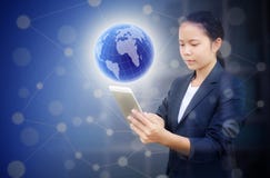 Красивая бизнес-леди держа таблетку и пользу для искать информацию или мультимедиа стоковое изображение Красивая бизнес-леди держа таблетку и пользу для искать информацию или мультимедиа стоковое изображение