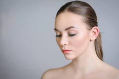 Красивая взрослая девушка представляя с обнаженным макияжем с чистой кожей и позаботить ее кожа стоковые изображения Красивая взрослая девушка представляя с обнаженным макияжем с чистой кожей и позаботить ее кожа стоковые изображения
