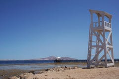 Красивая высокорослая белая башня вахты на предпосылке природы seashore стоковые фото Красивая высокорослая белая башня вахты на предпосылке природы seashore стоковые фото
