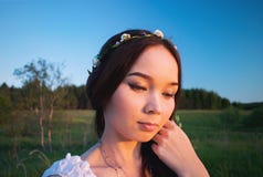 Красивая девушка Mori с венком на его голове стоковая фотография Красивая девушка Mori с венком на его голове стоковая фотография