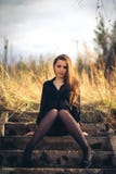 Красивая девушка брюнета сидя на лестницах Осень Фото искусства стоковые фотографии rf Красивая девушка брюнета сидя на лестницах Осень Фото искусства стоковые фотографии rf
