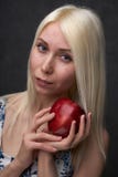 Красивая девушка в модном платье с яблоком стоковая фотография Красивая девушка в модном платье с яблоком стоковая фотография