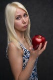 Красивая девушка в модном платье с яблоком стоковое фото rf Красивая девушка в модном платье с яблоком стоковое фото rf