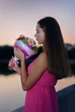 Красивая девушка в розовом платье держит букет цветков стоковые изображения rf Красивая девушка в розовом платье держит букет цветков стоковые изображения rf