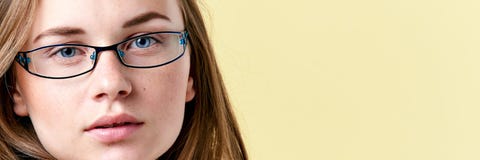 Красивая девушка подростка redhead при веснушки нося стекла чтения, усмехаясь предназначенный для подростков портрет стоковое изображение rf Красивая девушка подростка redhead при веснушки нося стекла чтения, усмехаясь предназначенный для подростков портрет стоковое изображение rf