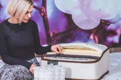 Красивая девушка рассматривает заполнитель для тюфяка Койр кокоса, резина латекса para природы, весна пены памяти независимая стоковые фотографии rf Красивая девушка рассматривает заполнитель для тюфяка Койр кокоса, резина латекса para природы, весна пены памяти независимая стоковые фотографии rf