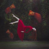 Красивая девушка с длинными красными волосами в красном платье levitating над землей Сюрреалистическое волшебное фото женщины с стоковые изображения Красивая девушка с длинными красными волосами в красном платье levitating над землей Сюрреалистическое волшебное фото женщины с стоковые изображения