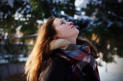 Красивая девушка смотря положение неба в погоде зимы в лесе стоковое фото Красивая девушка смотря положение неба в погоде зимы в лесе стоковое фото