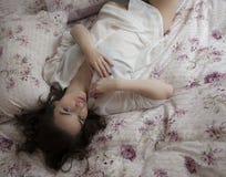 Красивая девушка с ее волосами на кровати стоковое фото rf Красивая девушка с ее волосами на кровати стоковое фото rf