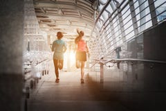 Красивая женщина 2 бежать за мостом во время захода солнца стоковые фото Красивая женщина 2 бежать за мостом во время захода солнца стоковые фото