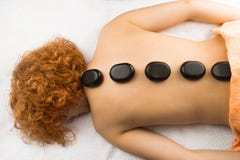 Красивая женщина в салоне курорта имея терапию курорта с руками masseur стоковое фото Красивая женщина в салоне курорта имея терапию курорта с руками masseur стоковое фото