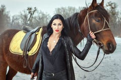 Красивая женщина в черном костюме около лошади стоковые фото Красивая женщина в черном костюме около лошади стоковые фото