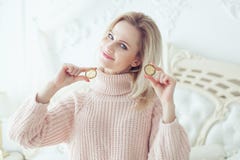 Красивая женщина держа монетки в ее руке стоковые изображения rf Красивая женщина держа монетки в ее руке стоковые изображения rf