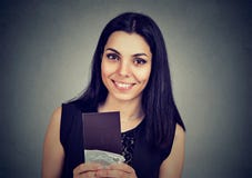 Красивая женщина держа темный шоколадный батончик чувствуя счастливый стоковое изображение rf Красивая женщина держа темный шоколадный батончик чувствуя счастливый стоковое изображение rf