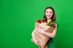 Красивая женщина держа продуктовую сумку полный стоковое изображение rf Красивая женщина держа продуктовую сумку полный стоковое изображение rf
