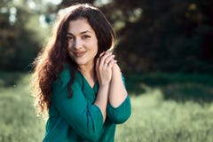 Красивая женщина представляя в лесе лета, ярком ландшафте с тенями на траве Стоковые Изображения RF Красивая женщина представляя в лесе лета, ярком ландшафте с тенями на траве Стоковые Изображения RF
