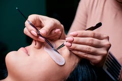 Красивая женщина с длинными ресницами в салоне красоты Процедура по расширения ресницы Плетки закрывают вверх стоковое фото rf Красивая женщина с длинными ресницами в салоне красоты Процедура по расширения ресницы Плетки закрывают вверх стоковое фото rf