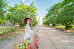Красивая женщина с платьем tranditional культуры Вьетнама стоковая фотография rf Красивая женщина с платьем tranditional культуры Вьетнама стоковая фотография rf