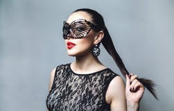 Красивая женщина с черной маской шнурка над ей глаза Красный сексуальный крупный план губ и ногтей стоковое изображение rf Красивая женщина с черной маской шнурка над ей глаза Красный сексуальный крупный план губ и ногтей стоковое изображение rf
