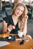 Красивая женщина сидя в кафе стоковые фото Красивая женщина сидя в кафе стоковые фото