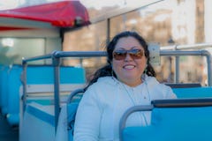 Красивая женщина усмехаясь в touristic автобусе наслаждаясь городом стоковые фото Красивая женщина усмехаясь в touristic автобусе наслаждаясь городом стоковые фото